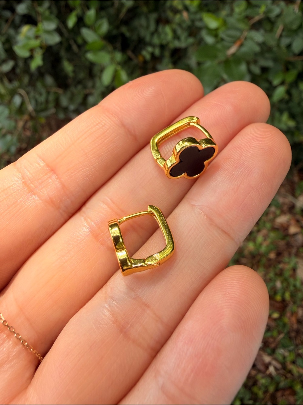 Black Clover Stud Earrings - cloverleaf - Picture 6 of 7